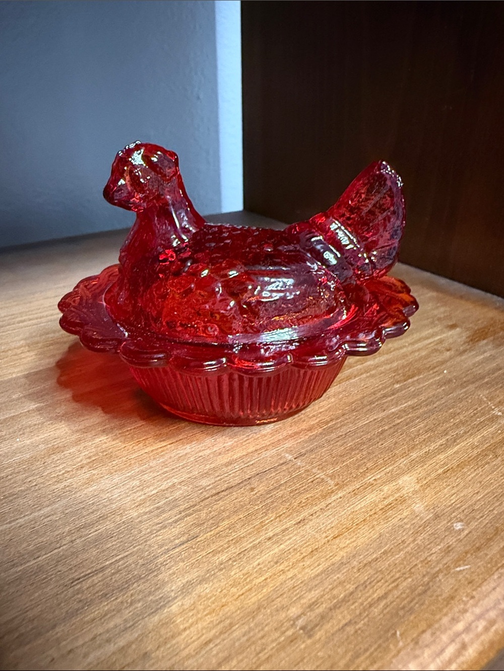 Vintage Red / amberina Mini Mosser hen on nest